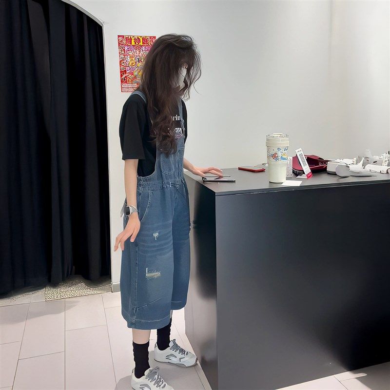 韩版宽松显c破洞牛仔背带裤女夏季新款设计感小个子百搭阔腿八分