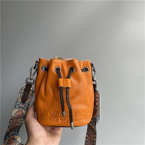 2023年春季新款头层牛皮复古风水桶包抽绳灯笼包单肩斜挎女士包袋