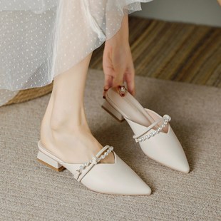 米白色粗跟包头拖鞋女2024新款3厘米夏天不累脚尖头高跟外穿凉鞋