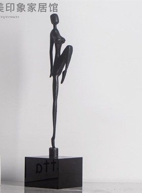 现代简约黑白高级金属质r感人物特色摆件样板间售楼处酒店大堂饰