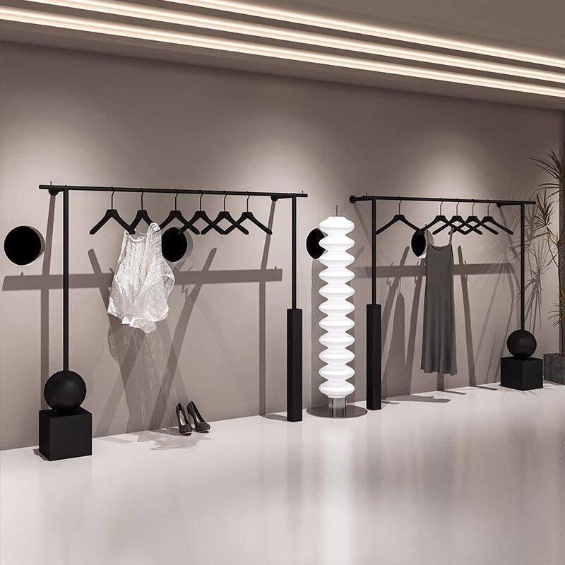 服装店展示架上墙专用铁艺简约黑色挂衣架女装店墙上衣服货架新款图片