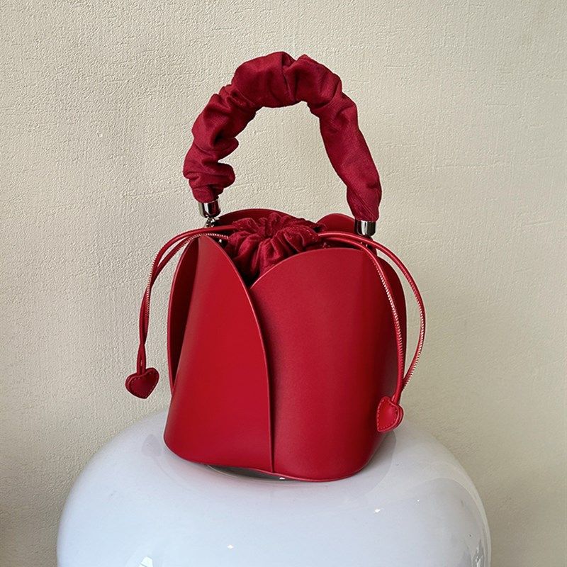 花瓣水桶包2024新款高级感小众C设计个性手提包时尚单肩斜挎小包,箱包皮具/热销女包/男包,水桶包,淘宝优惠券,粉丝福利购,淘宝优惠卷