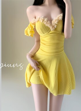 连体泳衣女新款高级感奶黄色平y角裙式遮肚显瘦小胸聚拢保守游泳