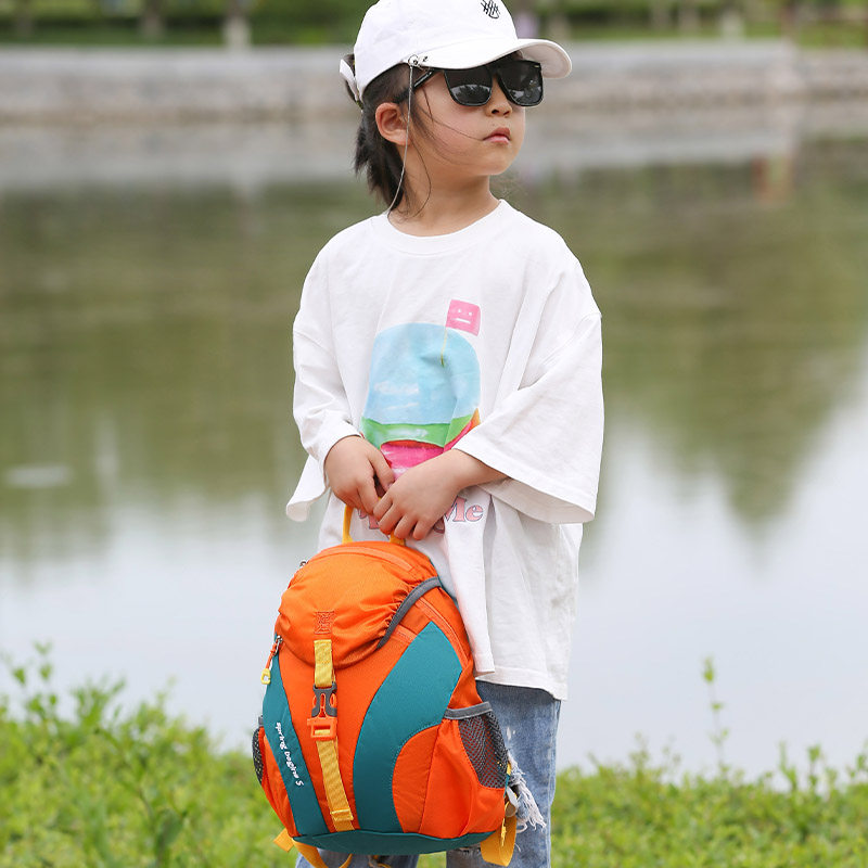 户外儿童后e揹包女超轻便大容量休闲登山包小学生旅行春游小揹包