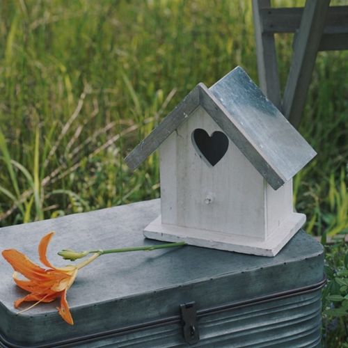 实木做旧白房顶铁皮装饰鸟屋爱心镂空H庭院装饰挂件 花园软装饰品
