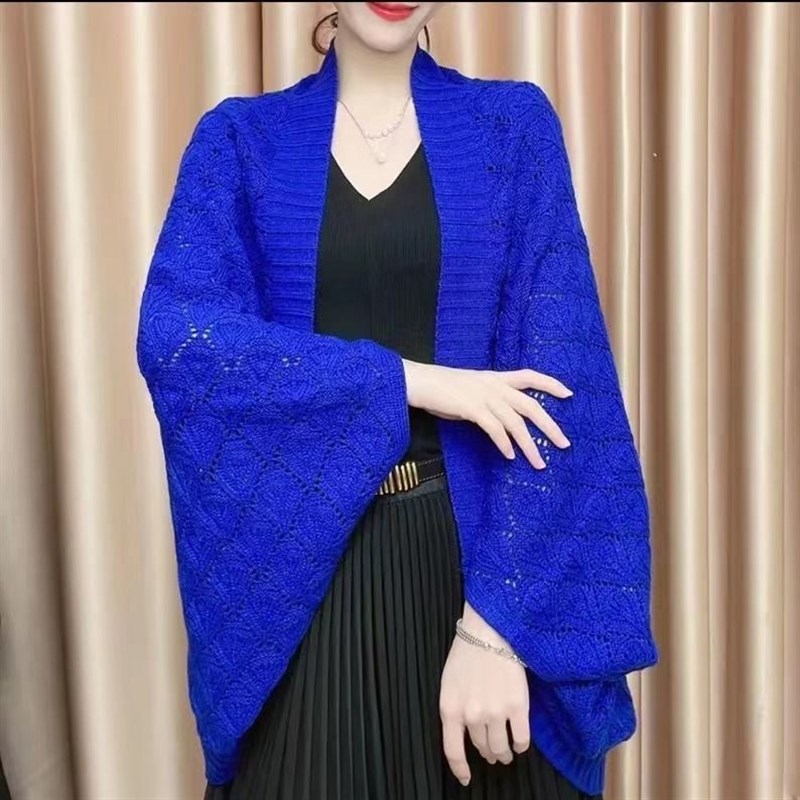 春秋款洋气妈妈毛衣女开衫短款外套薄款针织宽松大码百搭围巾披肩