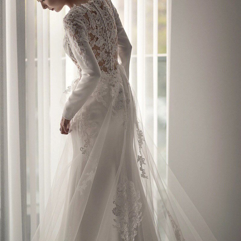 法式轻婚纱2024款新娘长袖V领缎面蕾丝出门纱鱼尾礼服拖尾瘦宴会