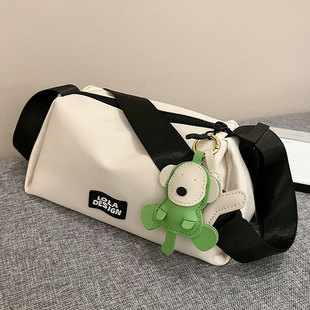 尼龙帆布包包女2023新款潮甜酷轻便斜挎包休闲百搭宽带健身单肩包