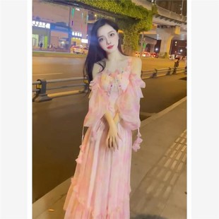 高端精致茶歇法式 温柔风气质女神范粉色印花露肩雪纺连衣裙女夏季