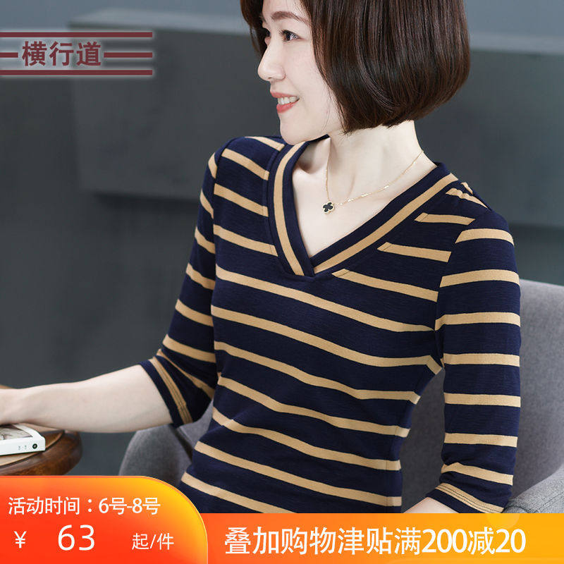 V领条纹中年妈妈中袖t恤修身体恤女2021新款七分袖打底衫秋装上衣