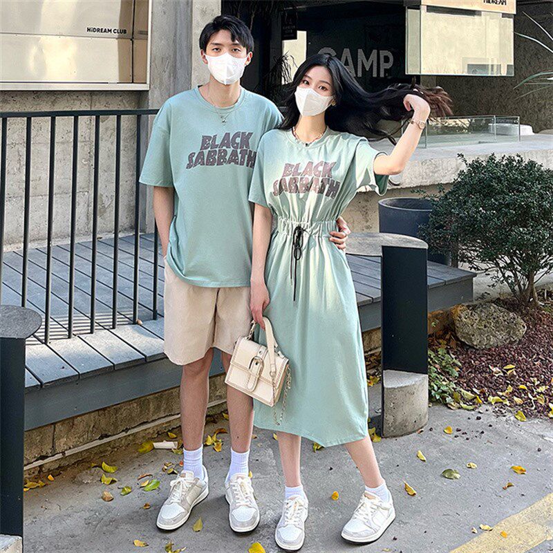 不一样的情侣装夏2024新款高级感一裙一衣服绿色短袖T恤套装男女
