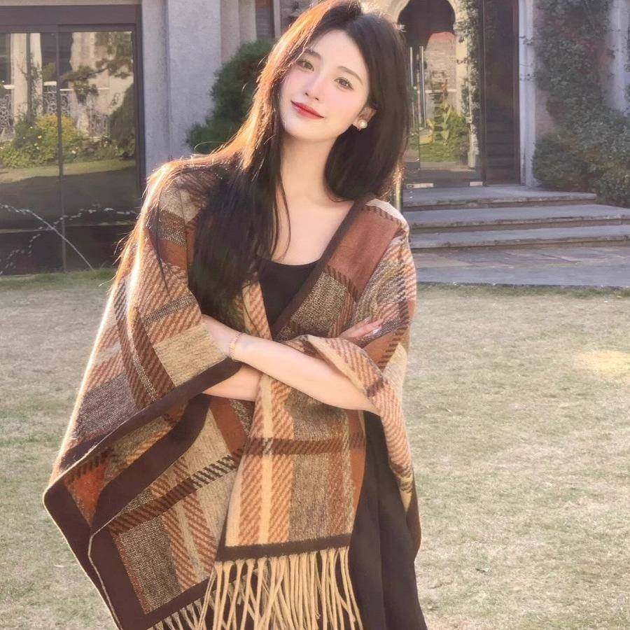 新款复古英伦围巾女秋冬季高级感格子仿羊绒披肩斗篷外搭流苏