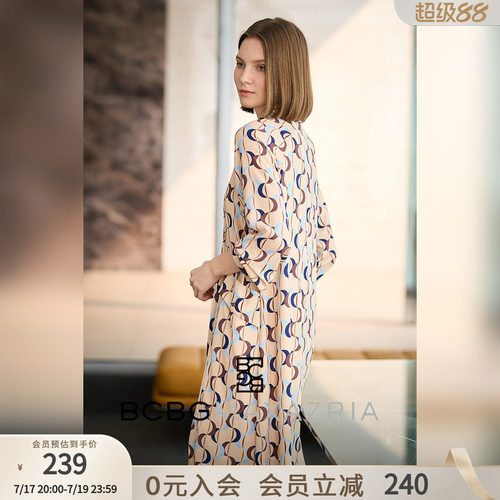 BCBG秋冬女装简约休闲设计感月牙波浪印花垂坠翻领式长袖连衣裙
