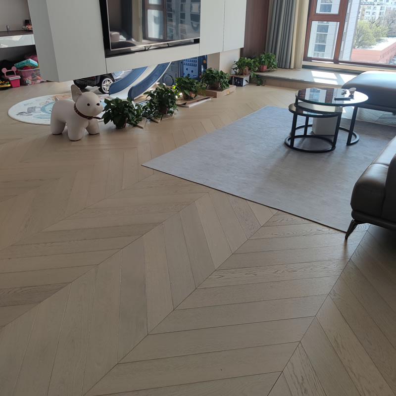 欧洲橡木锁扣鱼骨拼三层实木复合地板黑胡桃锁扣鱼骨拼免胶铺装