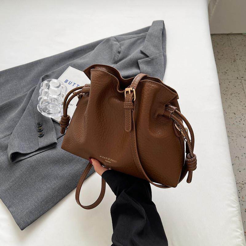 新品黑色包包女2025超火新款时尚高级感洋气单肩斜挎包小众设计水