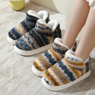 棉质拖鞋的妇女覆古格纹冬