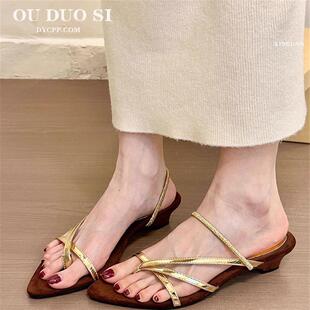 极速古早感两穿!复古绒面尖头夹趾一字带坡跟凉鞋女夏露趾凉拖外