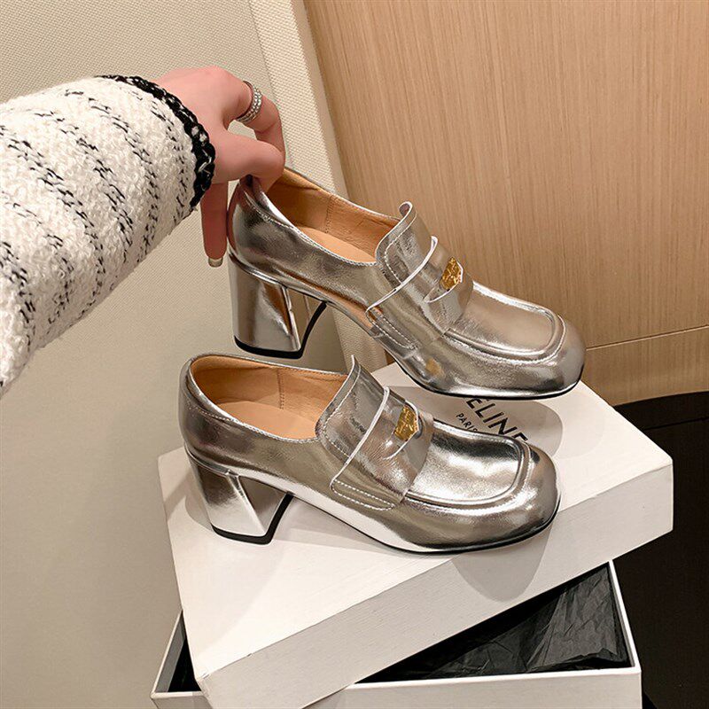 米白色粗跟乐福鞋女2024春季新款G圆头小皮鞋漆皮淑女高跟单鞋