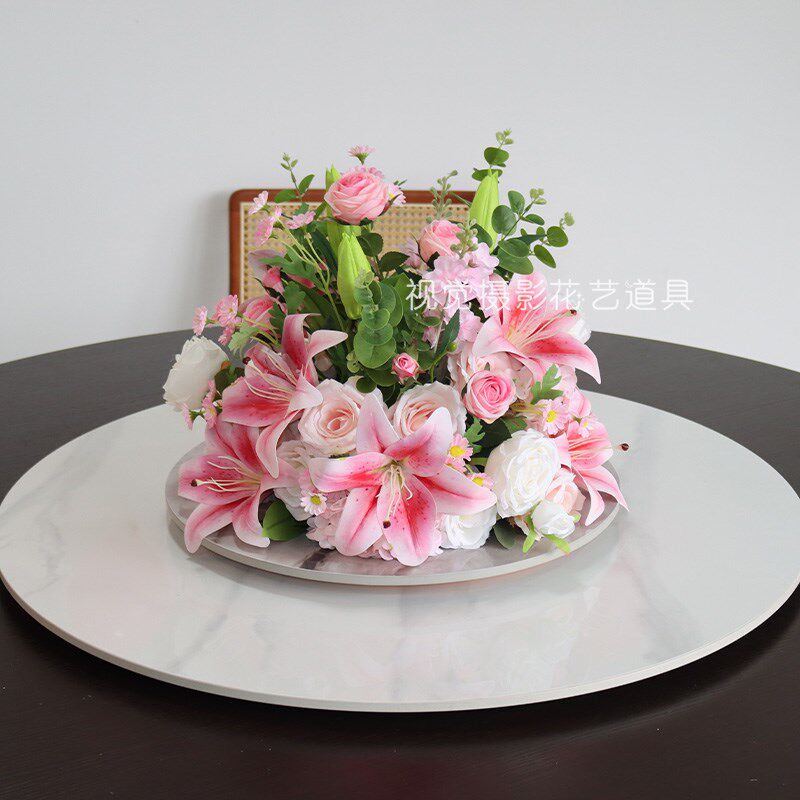 圆形酒店餐桌中间摆花餐厅圆桌桌花宴会装饰花艺转W盘百合花艺摆