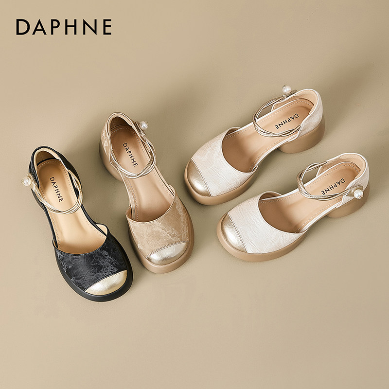 Daphne/达芙妮休闲百搭女舒适软底复古风粗跟圆头一字带时装凉