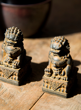 迷你国风铁锈石狮子创意办公桌面小装饰造景摆设树脂茶宠一对