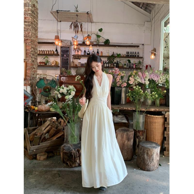 法式交叉收腰挂脖连衣裙女夏季气质杏色a字裙绝美裙子大摆裙长裙