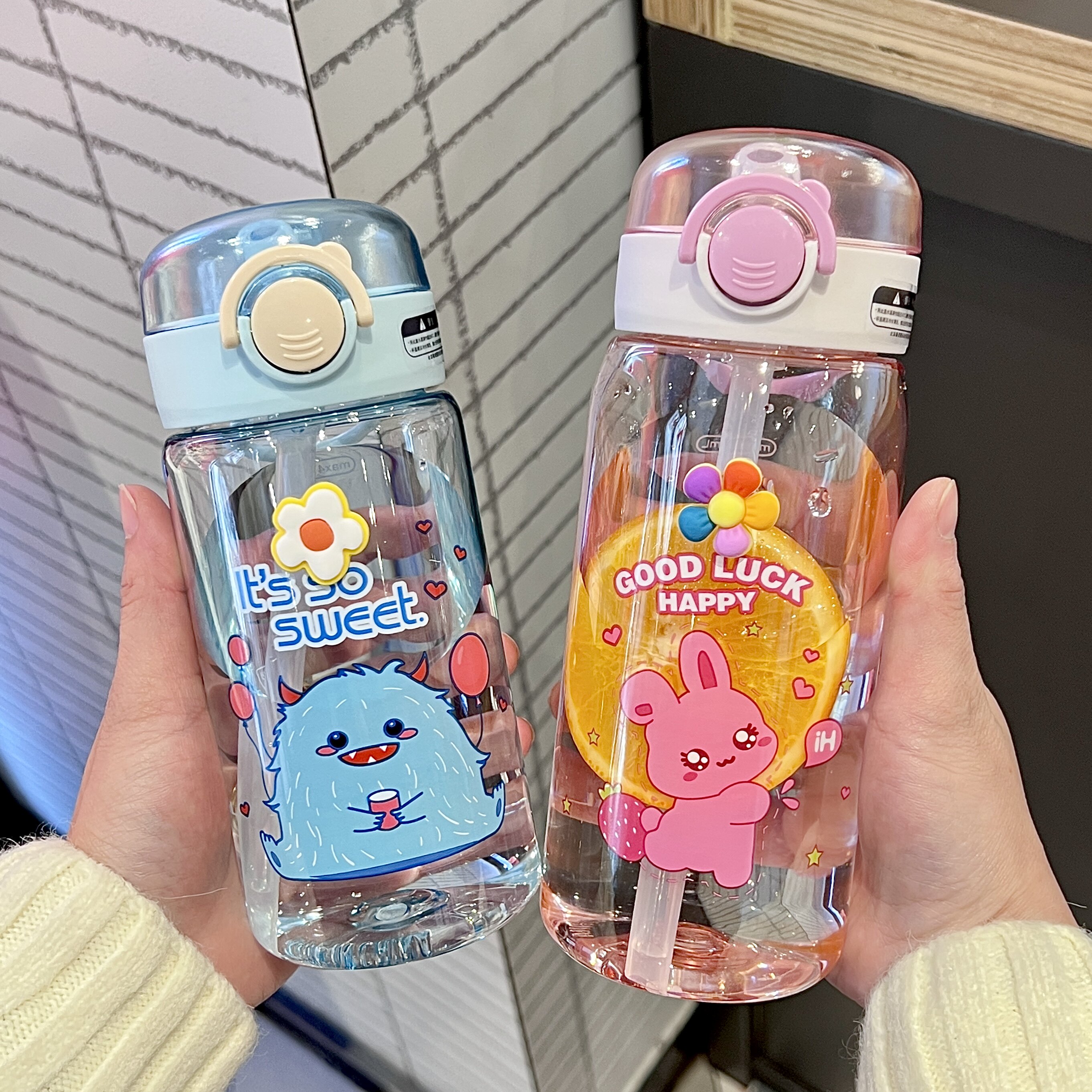 儿童水杯夏天可爱带吸管塑料2026新款小孩杯子小学生上学专用水瓶
