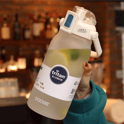德系大容量运动水杯女生夏季tritan水壶2000ml吸管杯子男生吨吨桶