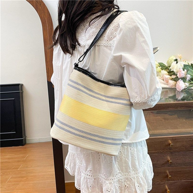 大容量包包女式2025新款超火帆布条纹腋下水桶包T高级感百搭单肩