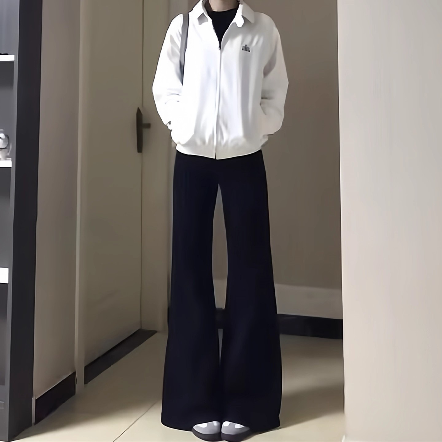 黑色微喇叭裤子女春秋2025新款爆款高腰显瘦开叉休闲西装女裤秋季