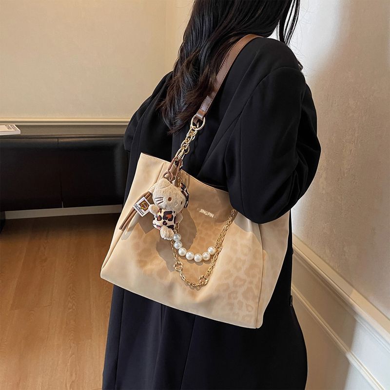 女包2026夏季新款百搭通勤质感珍珠链条大容量休闲手提单肩托特包
