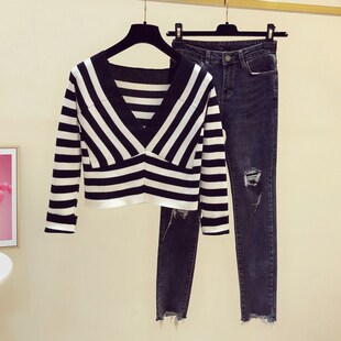 黑白条纹针织打底衫女2024秋装新款时尚长袖修身短款V领显瘦毛衣