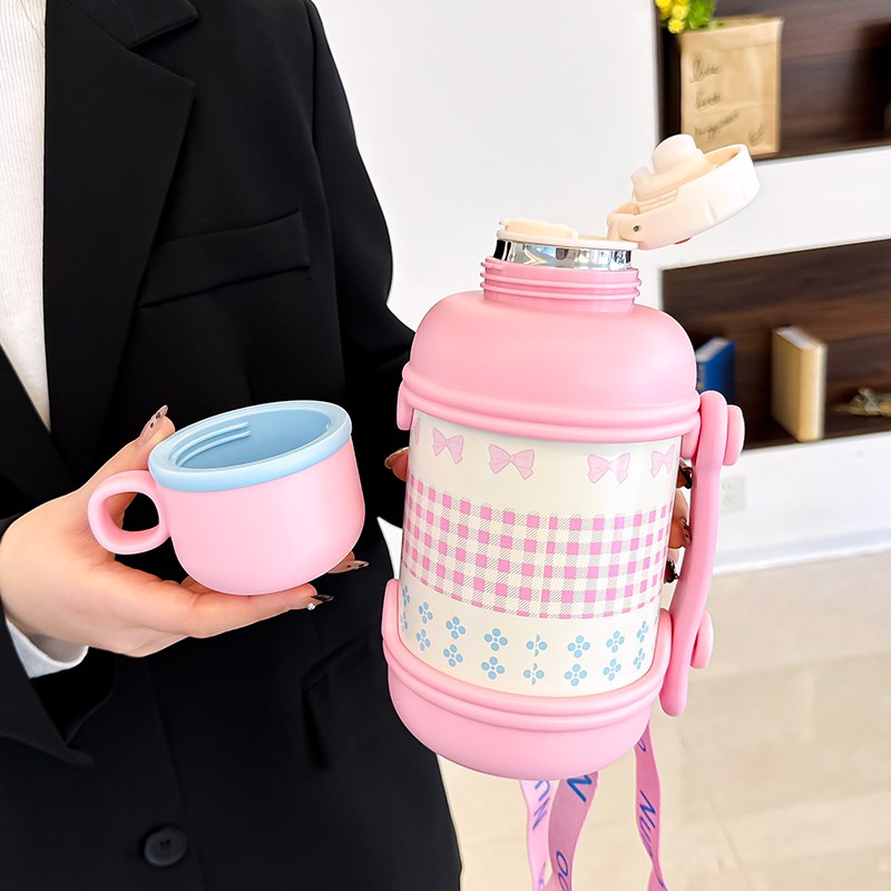 2025新款女生高颜值斜挎保温杯子316不锈钢水杯带W盖便携杯子可爱