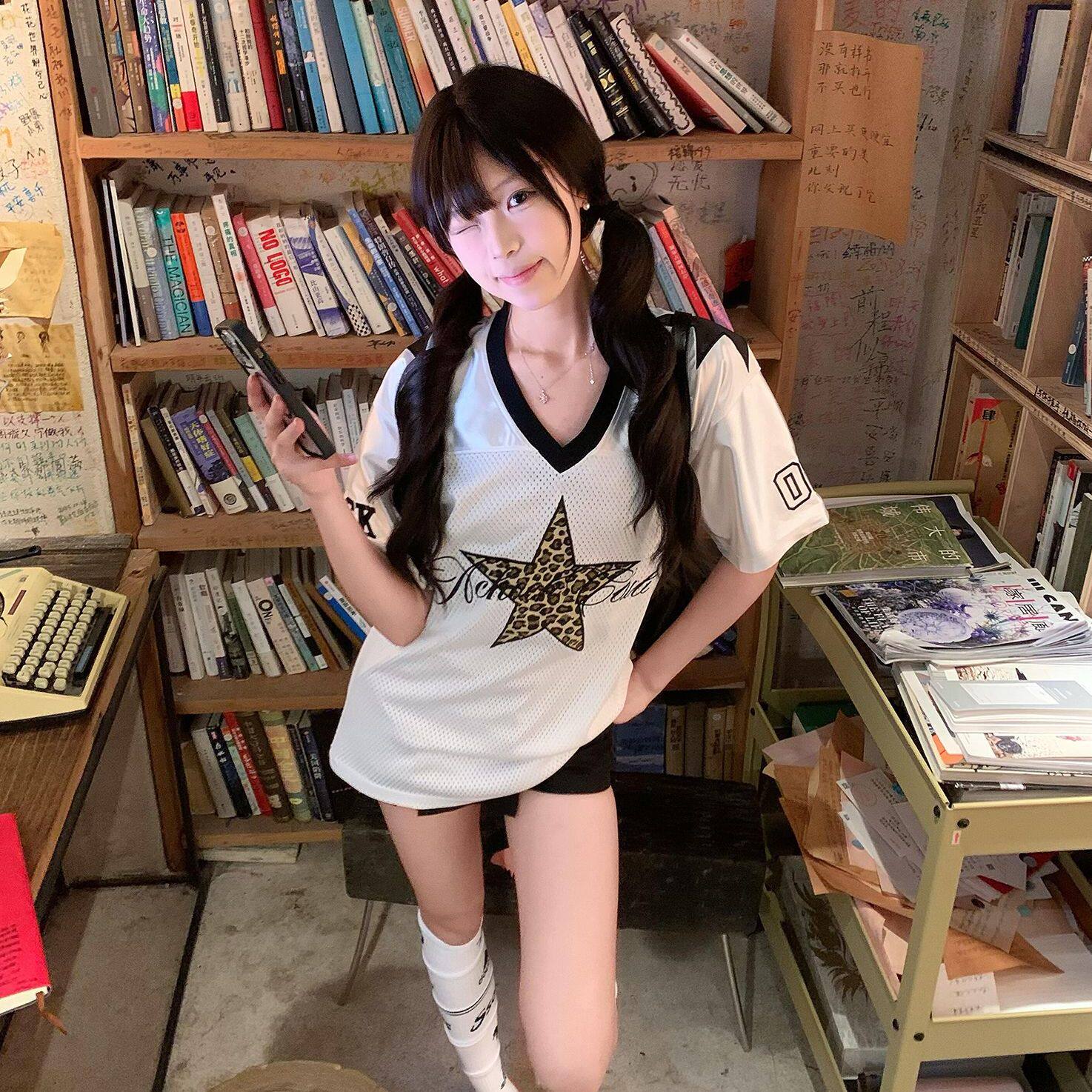 美式球衣风V领豹纹刺绣短袖T恤女夏2026新款网眼透气宽松撞色上衣