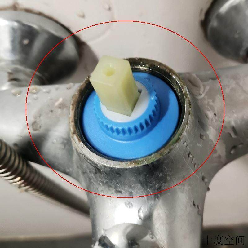 水龙头冷热水阀芯进口陶瓷芯分水阀通用混水阀配件铜压盖高脚电.