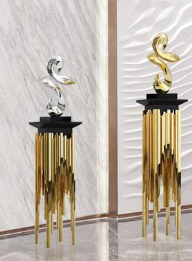 样板间抽象人物雕塑摆件现代轻奢不锈钢基底座售楼处酒店落地摆台