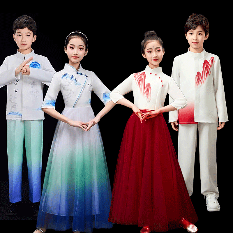 六一儿童大合唱团演出服中