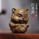 天然绿檀木雕打坐虎创意文玩手把件家居装 饰品桌面工艺礼品摆饰止