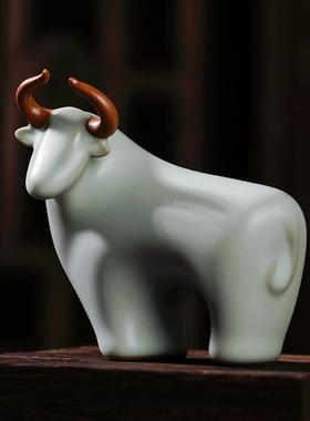 汝窑小牛摆件景德镇陶瓷办公室桌面装饰品瓷器复古青瓷新年吉祥物