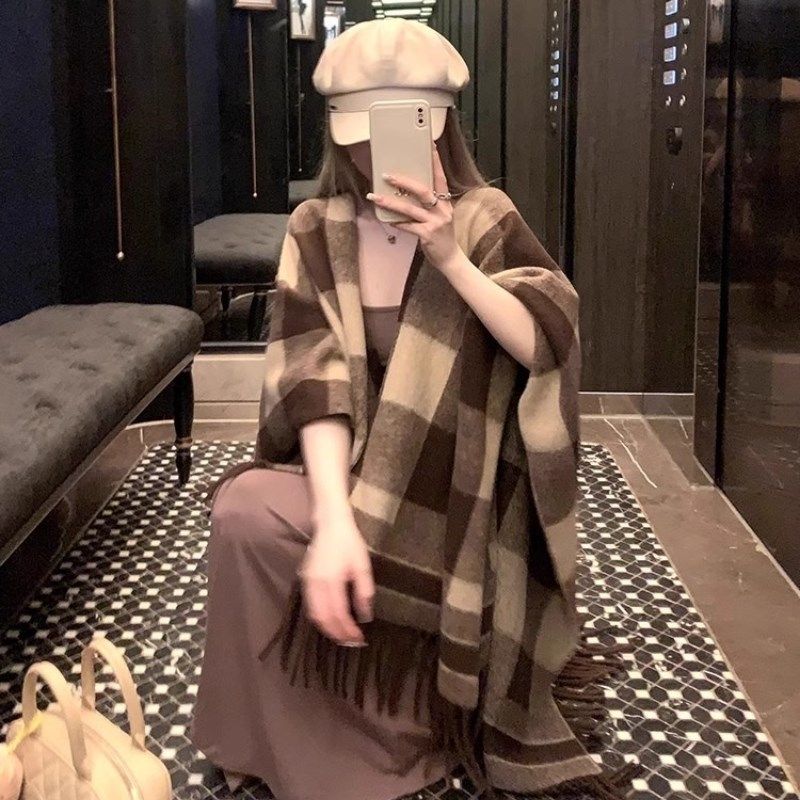 美拉德色系驼色披肩女2024新款旅游外搭秋冬季氛围感斗篷披肩围巾