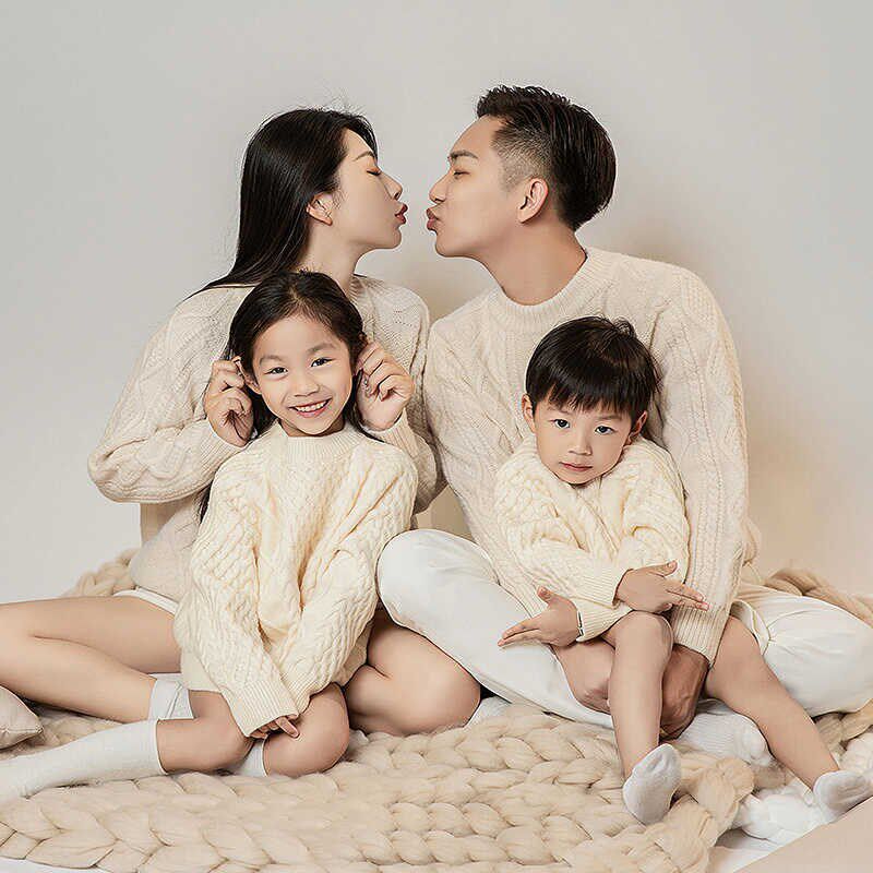 儿童摄影服装影楼拍o照新年拍摄时尚亲子装圣诞节白毛衣全家福拍
