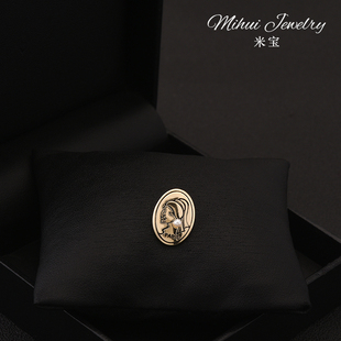 戴珍珠耳环的少女胸针配饰领口防走光精致领针小扣针衬衫气质配饰