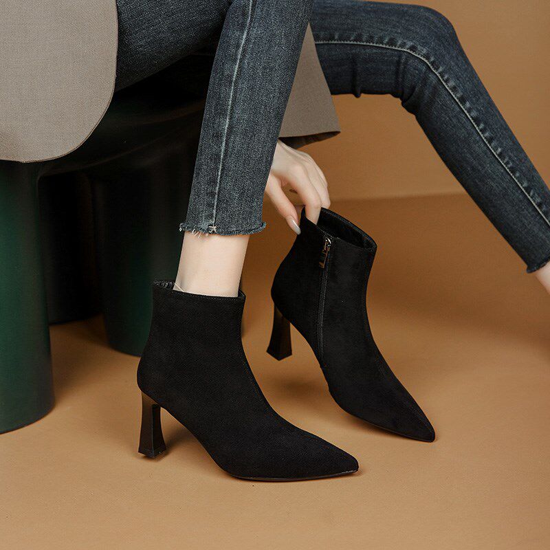 绒面黑色瘦瘦靴女粗跟秋冬显瘦y高跟鞋侧拉链尖头短筒中跟加绒短