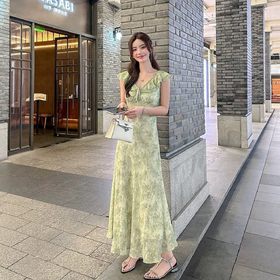 森系穿搭茶歇法式绿色v领碎花连衣裙温柔气质超好看收腰a子长裙子