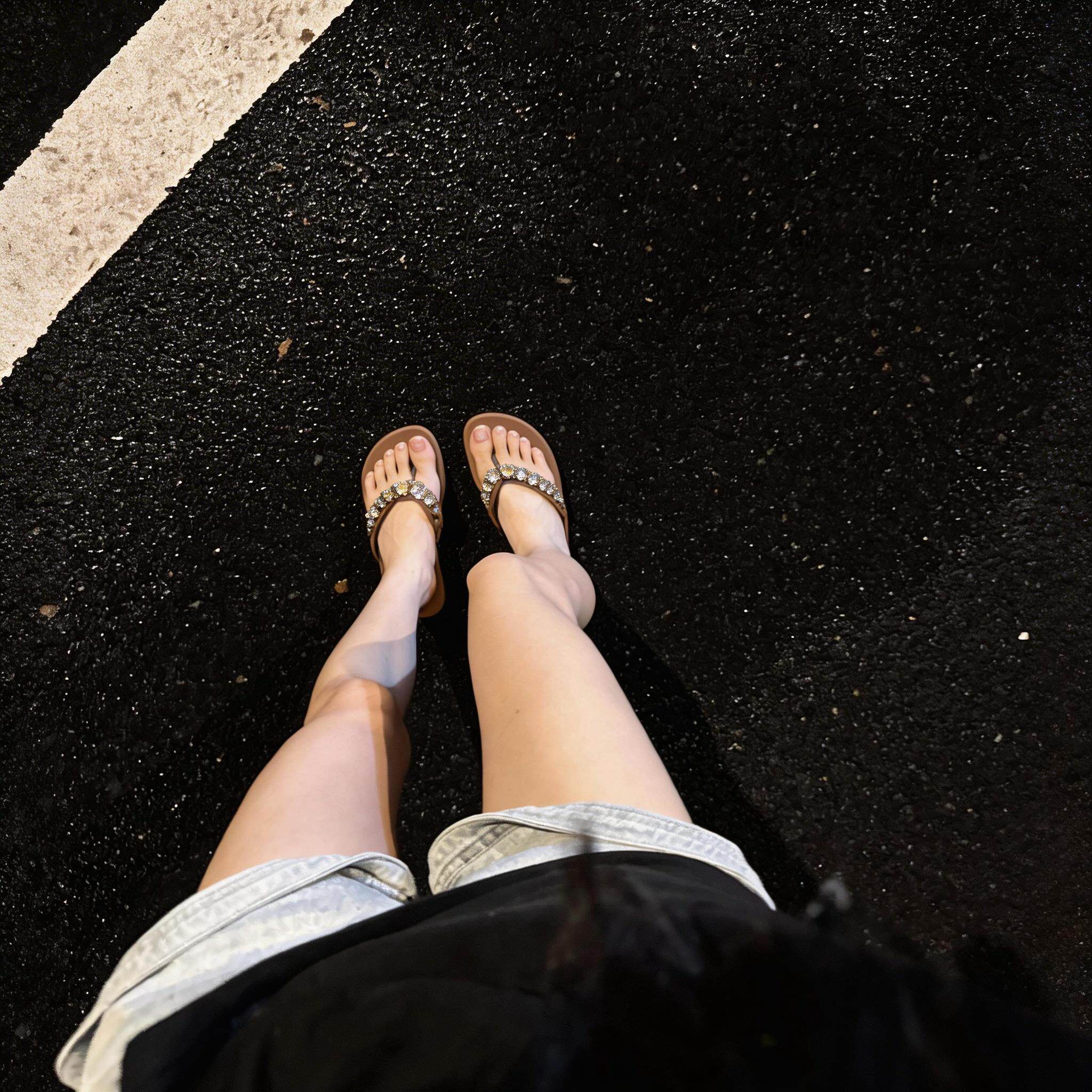 厚底拖鞋女外穿夏凉拖碎钻人字拖海边沙滩绝美小凉拖外出坡跟拖鞋