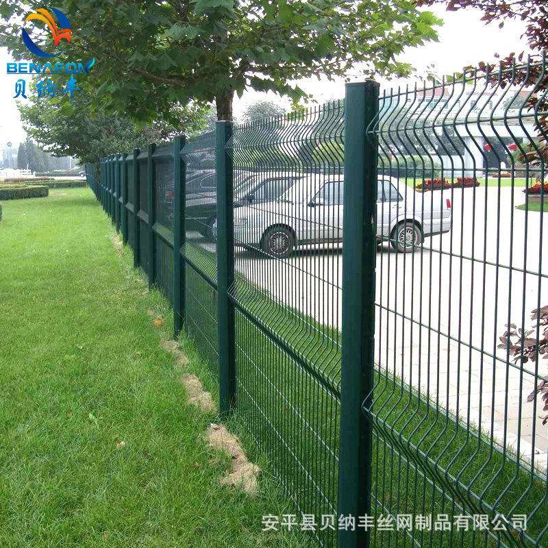 厂家供应厂区桃型柱护栏网三角折弯护栏网厂区庭院户外景观围栏