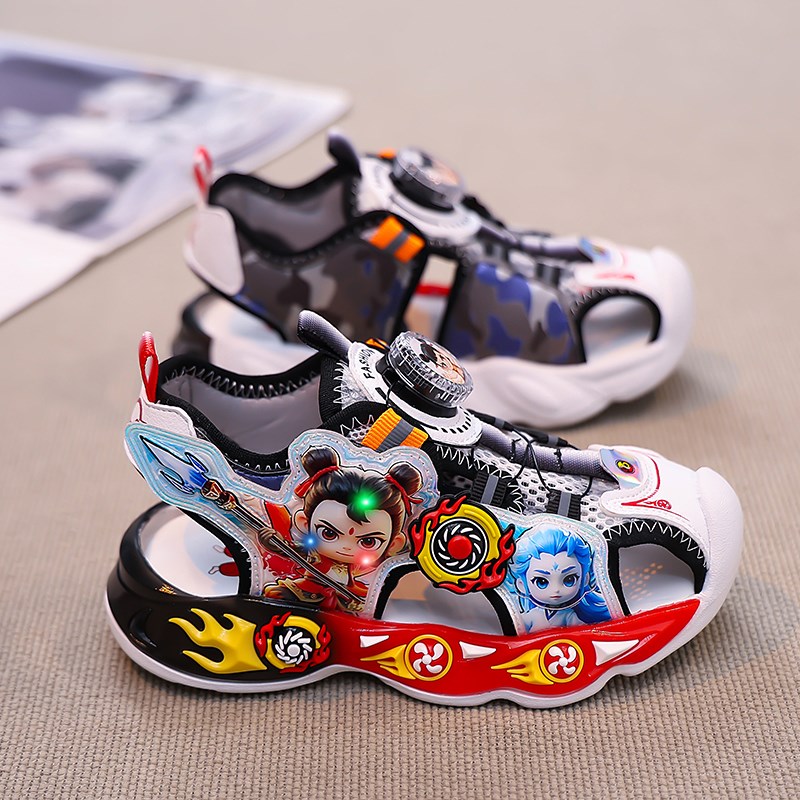 哪吒儿童凉鞋男童沙滩鞋2025新款夏季帅气软底防滑凉拖鞋女孩亮灯