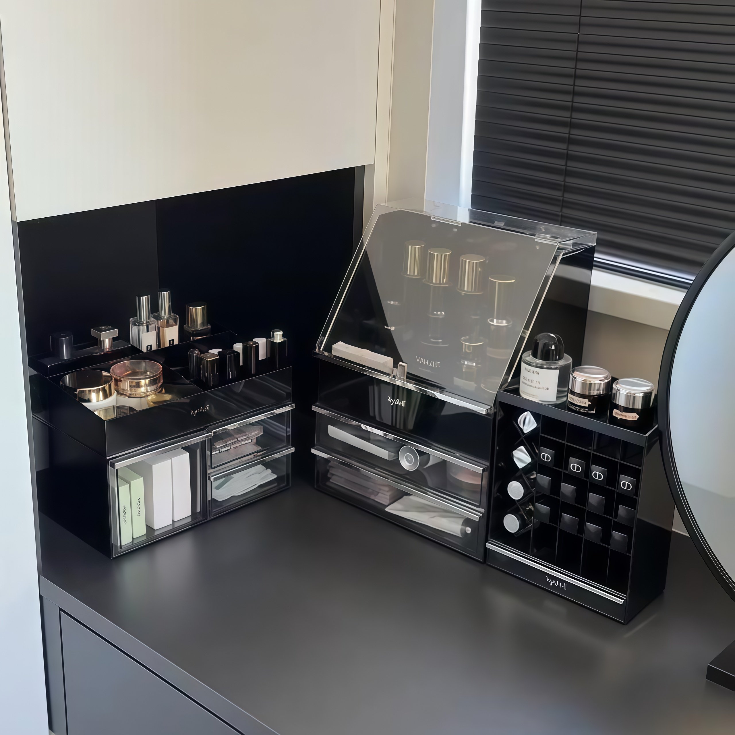 化妆品收纳盒桌面高级感2025新款护肤品置物架大容量口红收纳架