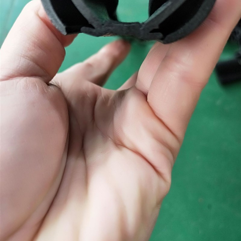 供应汽车成型驾驶室玻璃滑槽密封条静电植绒泥槽密封条源头工厂