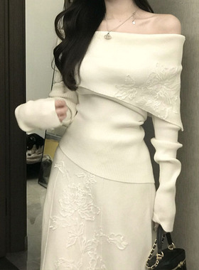 白色一字肩毛衣女减龄秋冬显瘦别致时尚软糯针织上衣配裙子两件套